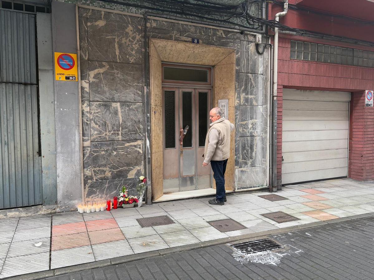 Un vecino observa las velas colocadas en el lugar de la muerte de I.F.F. | D. O.