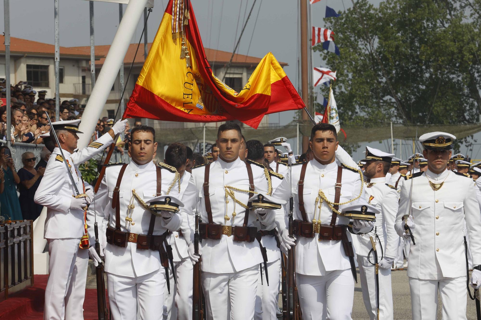 Jura de bandera y entrega de los Reales Despachos en la Escuela Naval de Marín