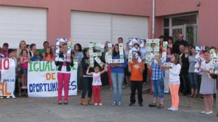 Alumnos, padres, docentes y responsables municipales se concentraron ayer a las puertas del colegio. / la opinión