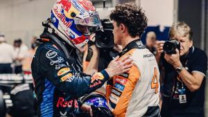 Singapore (Singapore), 21/09/2024.- Second place Dutch driver Max Verstappen of Red Bull Racing (L) gestures to pole position British driver Lando Norris of McLaren F1 Team (2-R) during the qualifying for the Singapore Formula One Grand Prix at the Marina Bay Street Circuit, Singapore, 21 September 2024. The Singapore Formula One Grand Prix takes place on 22 September 2024. (Fórmula Uno, Singapur, Singapur) EFE/EPA/TOM WHITE