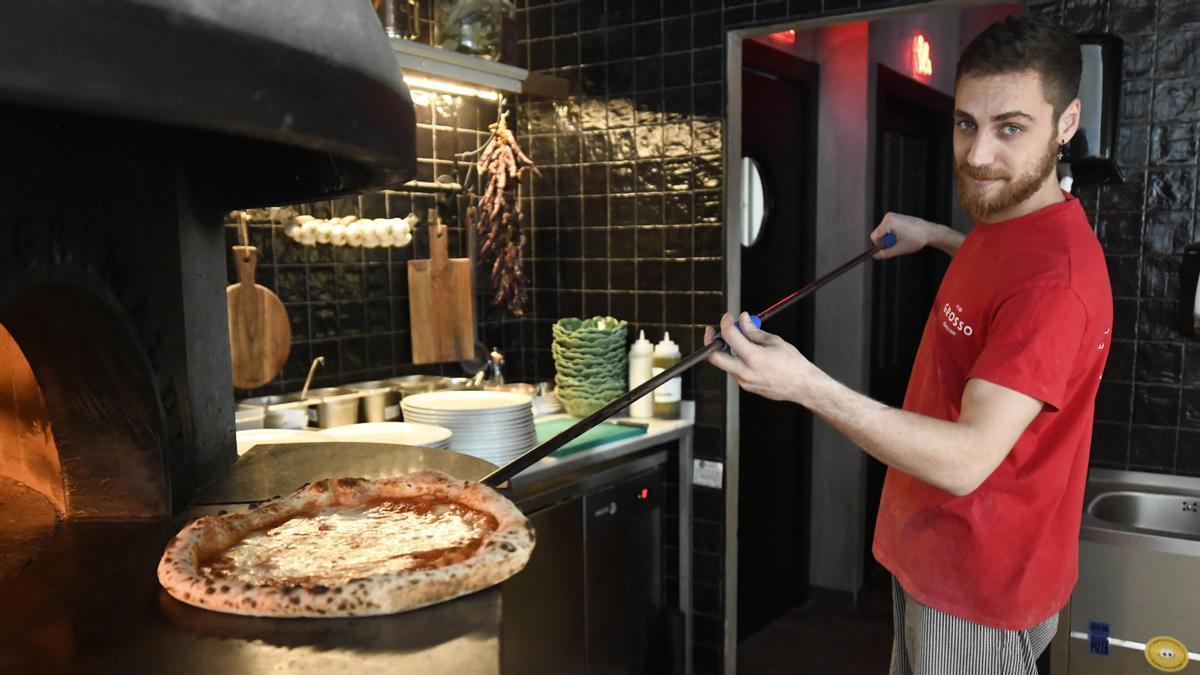 Uno de los trabajadores de la pizzería Grosso Napoletano de Murcia, este martes.