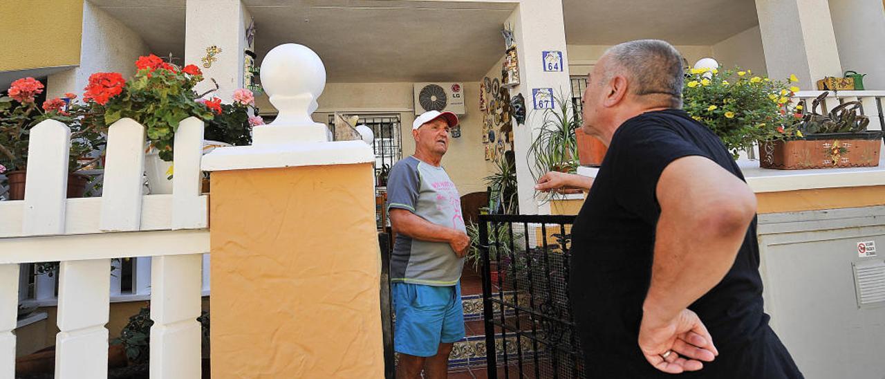 Dos vecinos residentes en la urbanización hablan sobre los problemas que tienen para que les den el agua.