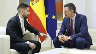 Pedro Sánchez recibe a Topuria: "Tu amor por España se reflejará en tu DNI español"