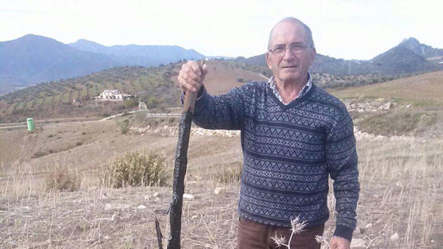 Un vecino de Abdalajís junto al oleoducto encontrado.