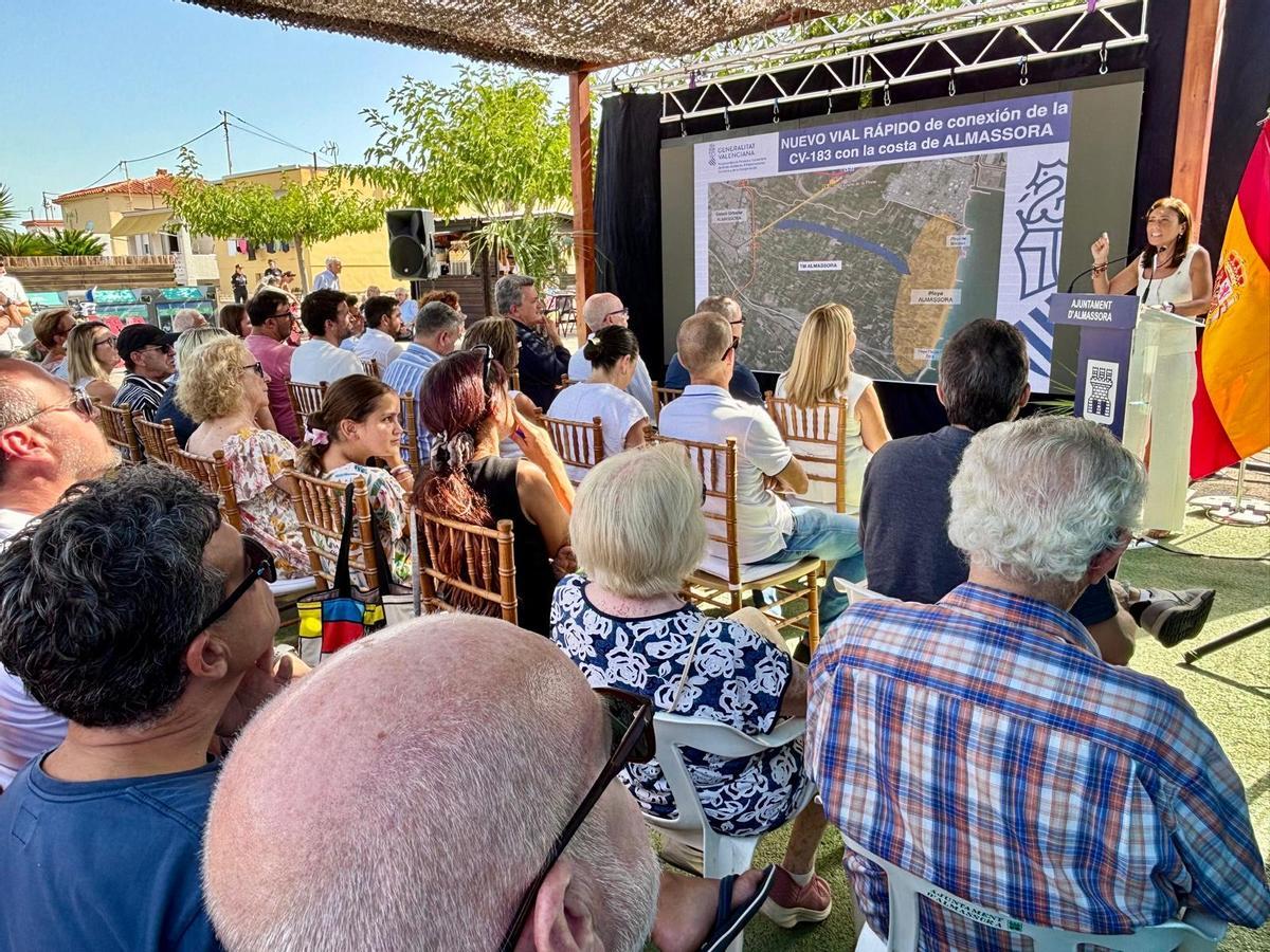 Presentación del proyecto en un acto celebrado en el parque del Pitillo ante vecinos y miembros de la corporación municipal.