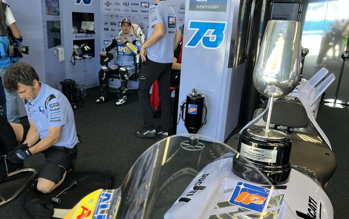 Àlex Márquez, ganador el domingo en Jerez, en su garaje, presidido por el trofeo del GP.