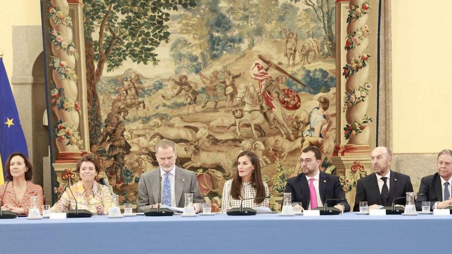 Por la izquierda, Teresa Sanjurjo, Ana Isabel Fernández, los Reyes, Adrián Barbón, Juan Cofiño y Alfredo Canteli, durante la reunión del patronato de la Fundación Princesa de Asturias en el palacio de El Pardo. | CASA DE SU MAJESTAD EL REY