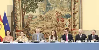 Los Reyes reciben a los patronos de la Fundación Princesa de Asturias en El Pardo