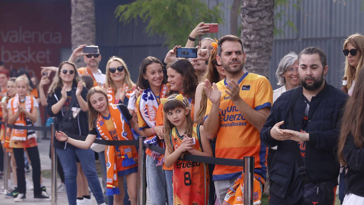 Aficionados del equipo en la Plaza Cultura del Esfuerzo, entrada principal de L'Alqueria del Basket, en el recibimiento del jueves