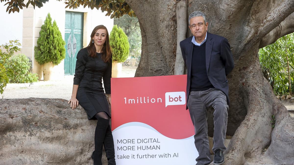 La CEO de 1MillionBot, Celia Sánchez, con el fundador de la compañía, Andrés Pedreño.
