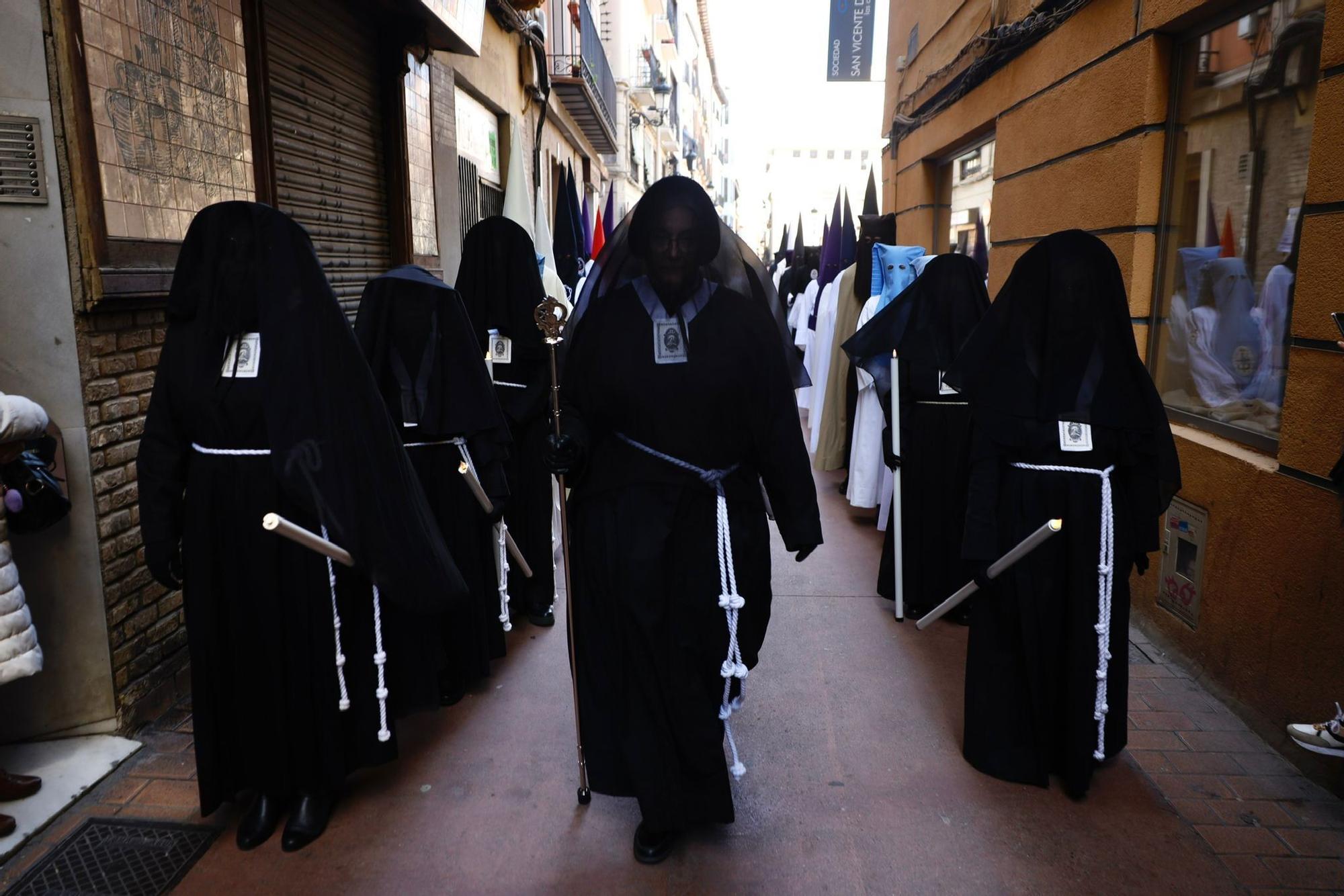 En imágenes | La procesión de 'Las Esclavas' sale a las calles de Zaragoza