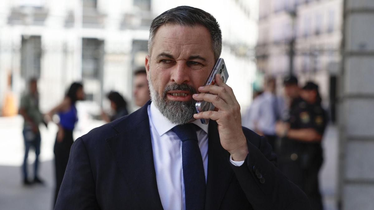El líder de Vox, Santiago Abascal habla por teléfono.
