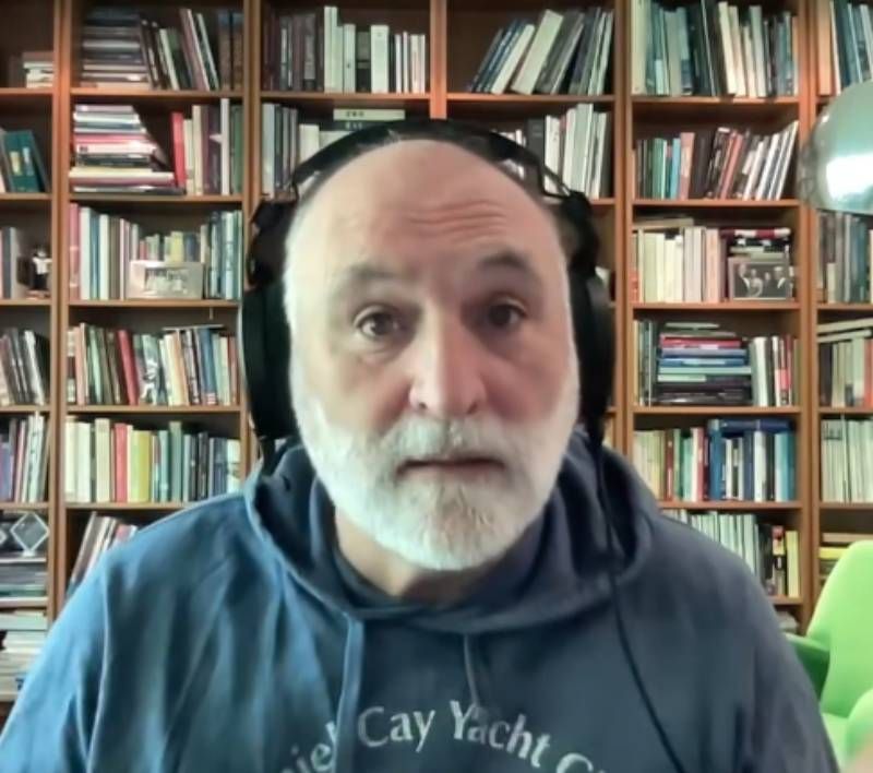 El chef Jose Andrés en su despacho, lleno de libros y recuerdos superpersonales.