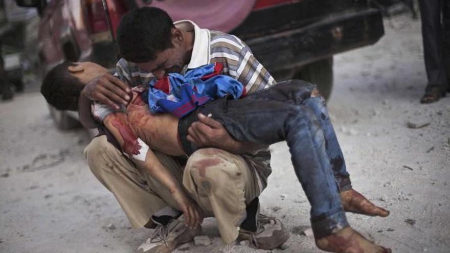 Un hombre llora a su hijo muerto en el conflicto que azota a Siria. Es una de las fotografías premiadas de Manu Brabo.