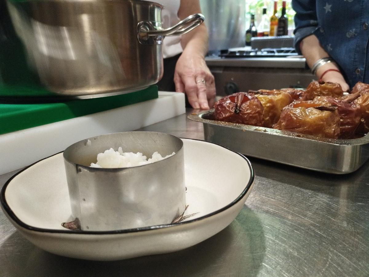 Emplatado de unas manzanas asadas en sidra de hielo de Casa Dominganes.