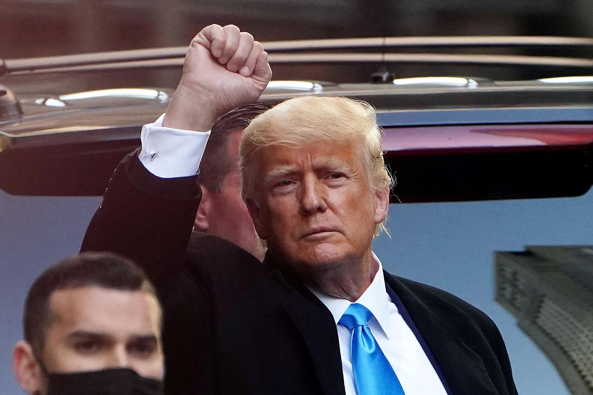 El ex presidente de EEUU Donald Trump saluda a un grupo de seguidores frente a la Trump Tower en Nueva York en marzo de 2021.