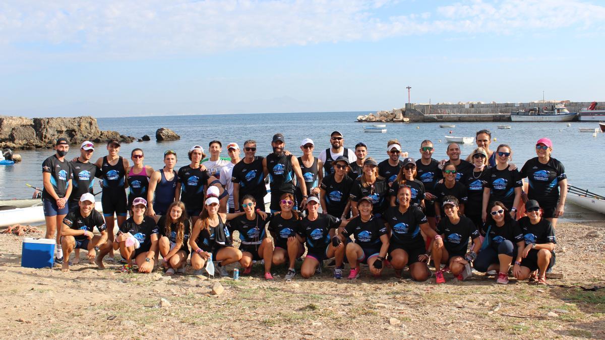 Los participantes de la primera travesía a remo Alicante-Tabarca-Alicante posan en el embarcadero de la isla.