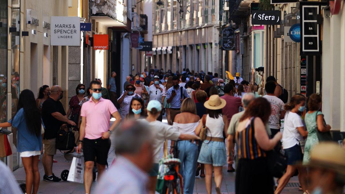 Viandantes por la calle Granada del Centro.