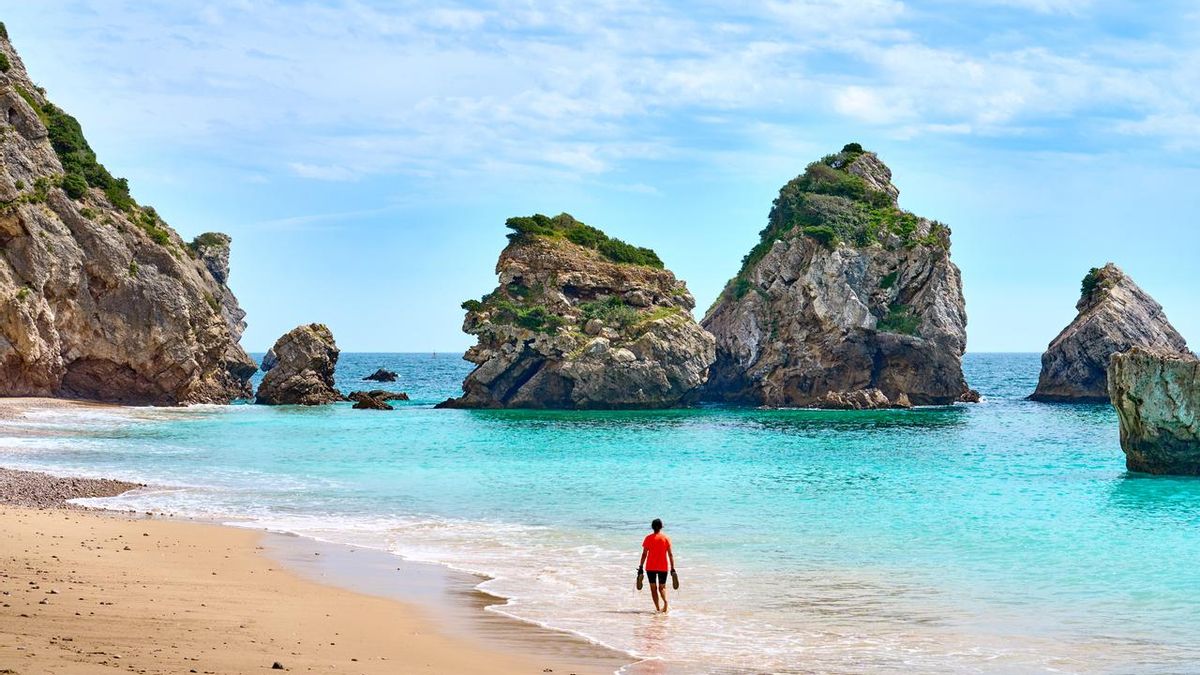 Playas paradisíacas, rutas de senderismo y muy pocos turistas: si viajas a Lisboa este verano, no te pierdas este pueblo secreto a tiro de piedra de la ciudad