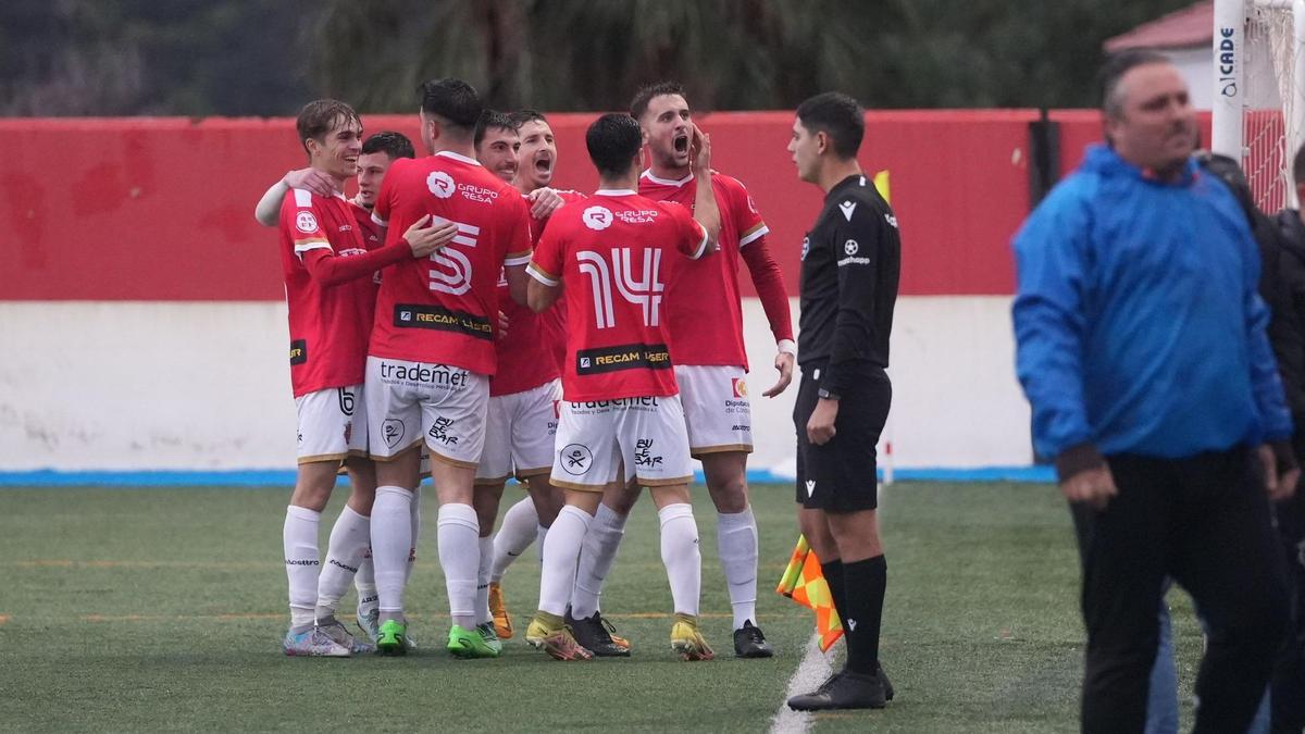 Los futbolistas del Espeleño celebran un gol en el Municipal, esta temporada.