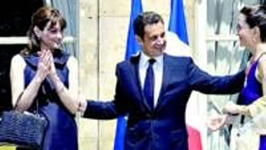 Sarkozy aprovecha para suavizar su relación con los militares