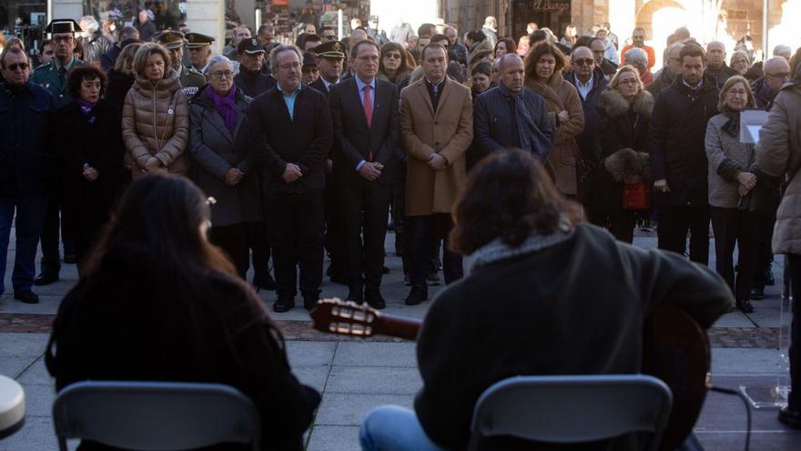 Concentración conjunta de las instituciones en la plaza de la Constitución.