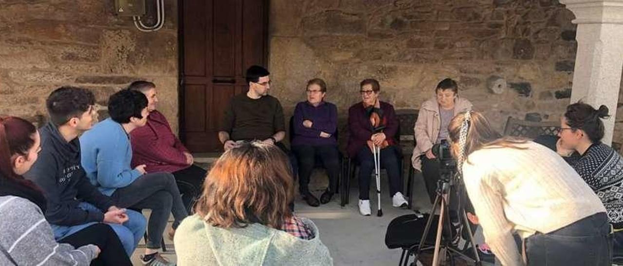 Asistentes a una de las iniciativas llevadas a cabo por el proyecto Dorotea en el local de Breixa.