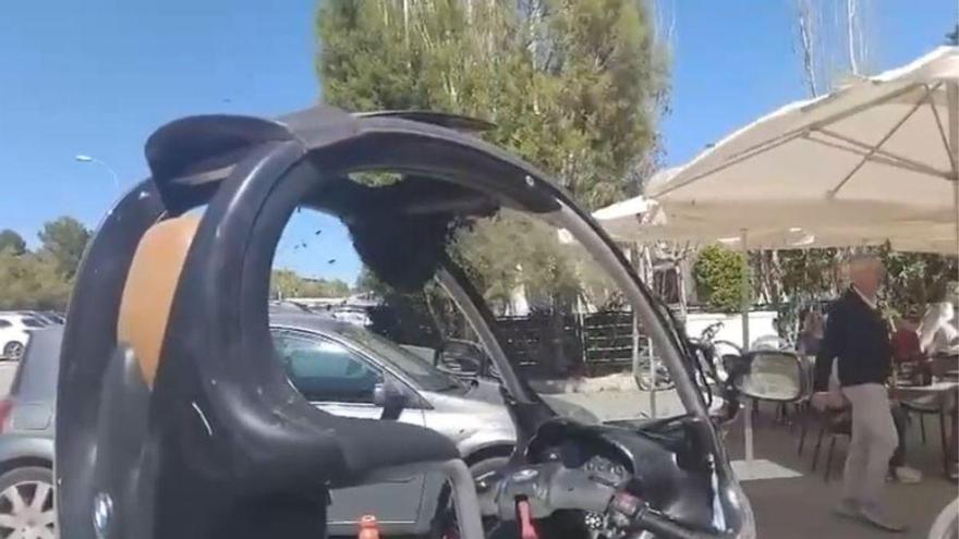 Un enjambre de abejas invade una moto junto a un conocido restaurante de Alicante y moviliza a los bomberos