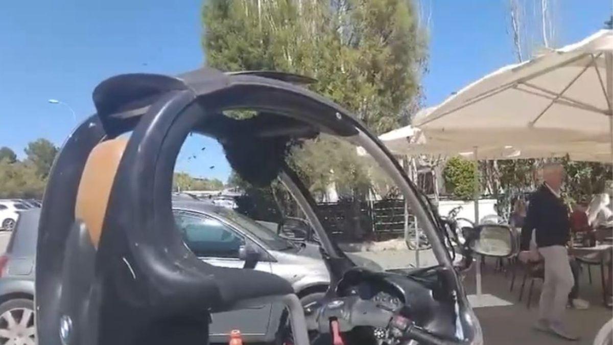 Un enjambre de abejas se apodera de una moto en Alicante