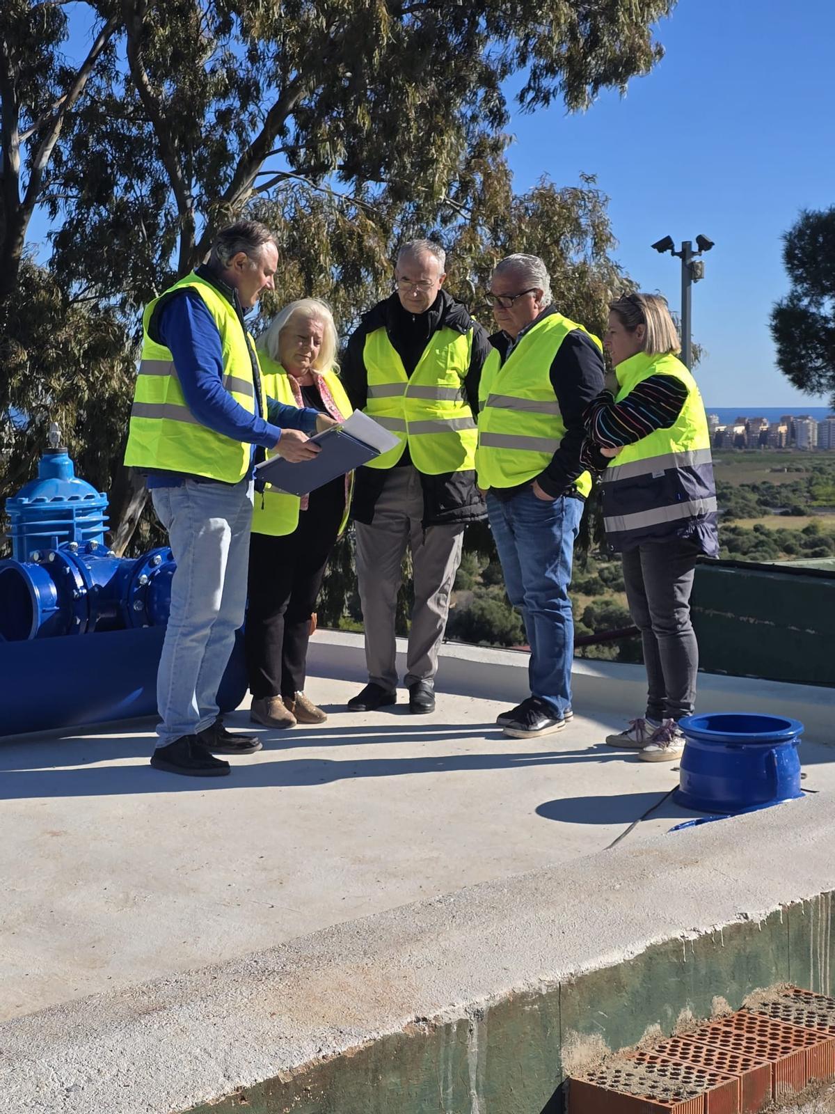 Las autoridades durante su visita oficial a estas obras.