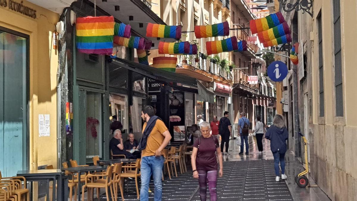 Farolillos con los colores de la bandera LGTBI en la calle San Juan.