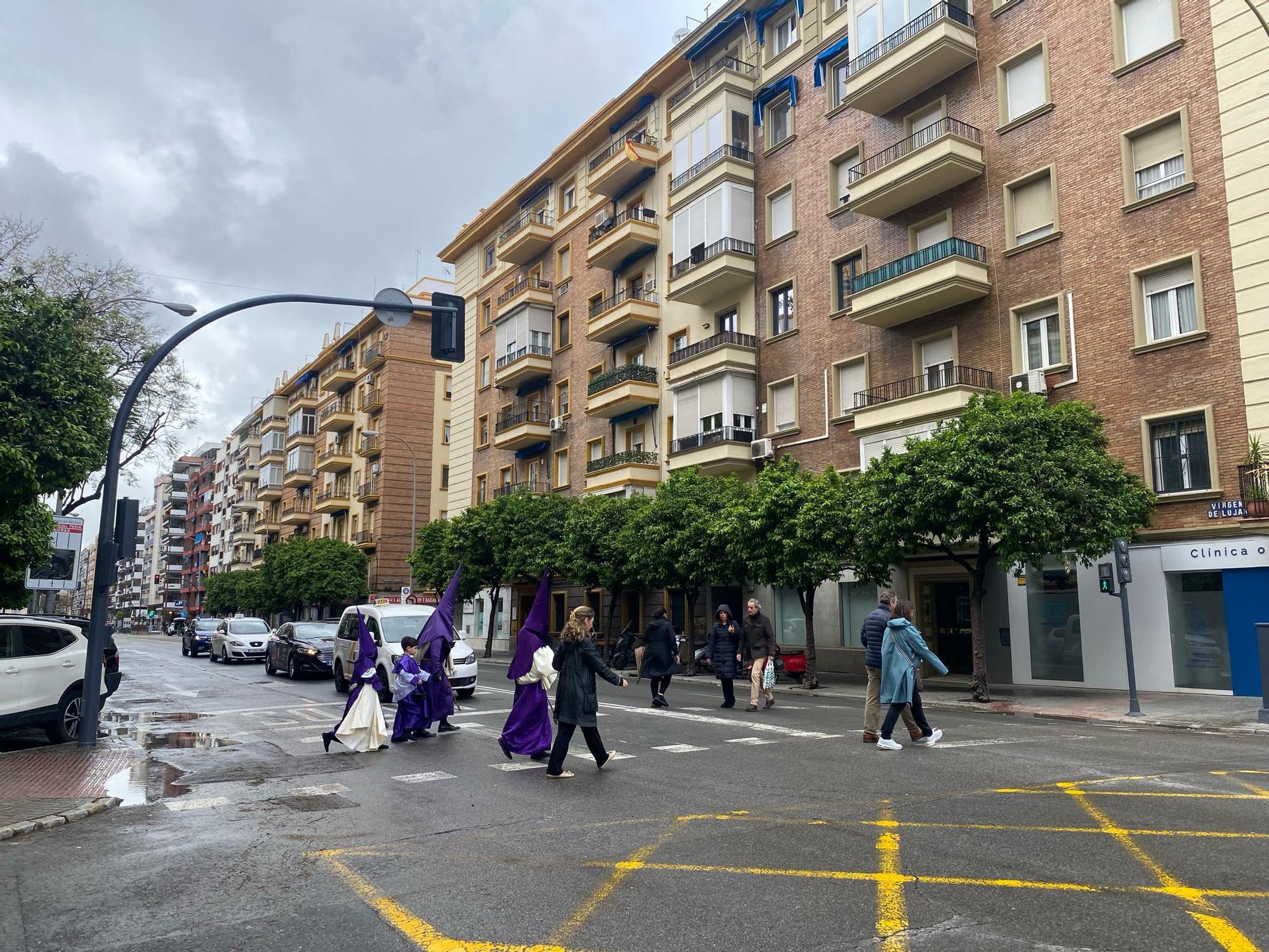 Jueves Santo. Nazarenos de Las Cigarreras por las calles de Los Remedios