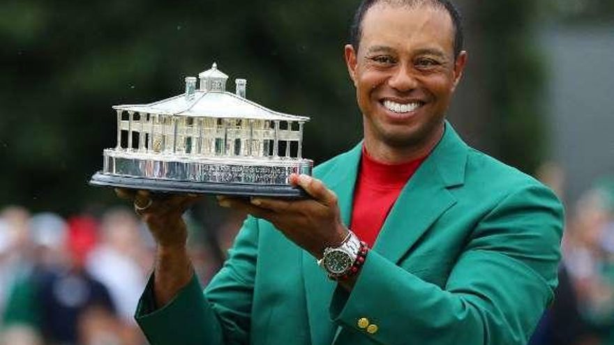 Woods, con la chaqueta verde y el trofeo de campeón de Augusta.