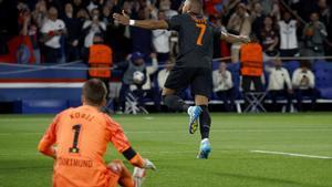 Kylian Mbappe (d) celebra su gol de penalti a costa del Borussia Dortmund. EFE/EPA/YOAN VALAT