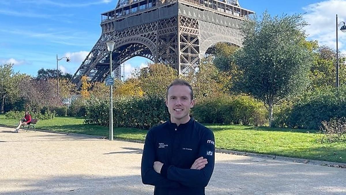 El pastelero Lluc Crusellas, bajo la Torre Eiffel, antes de participar en el campeonato World Chocolate Masters de París.