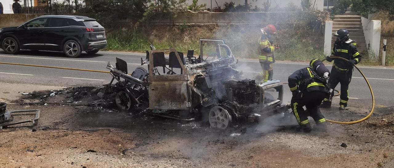 Arde un jeep que circulaba por una carretera de Ibiza