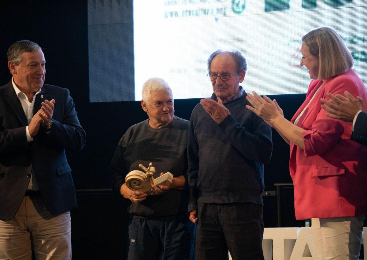 Ana María González y Augusto Krause reciben el homenaje en la feria. | Jose Luis Fernández