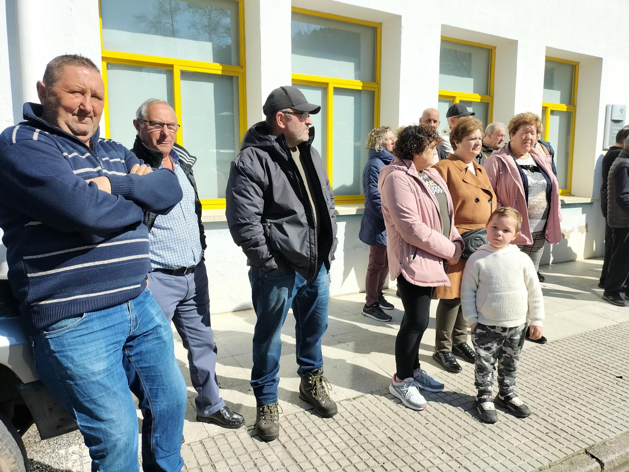 Protesta en Navelgas por la falta de médicos