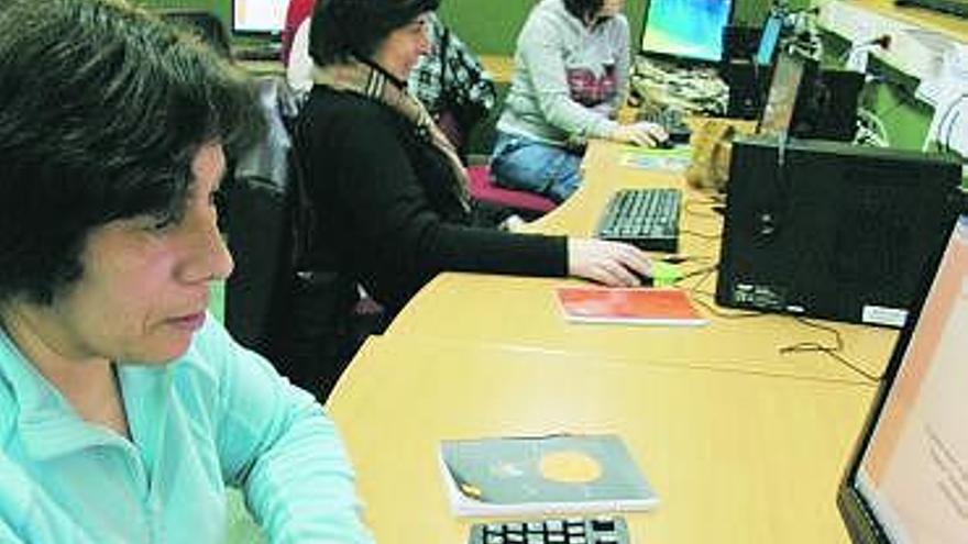 Varias mujeres participantes en la iniciativa, en el telecentro de Pravia.