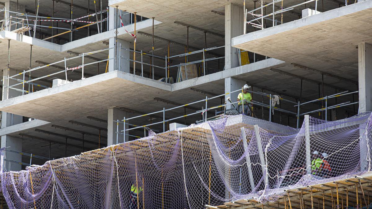 Un edificio en construcción en Alicante.