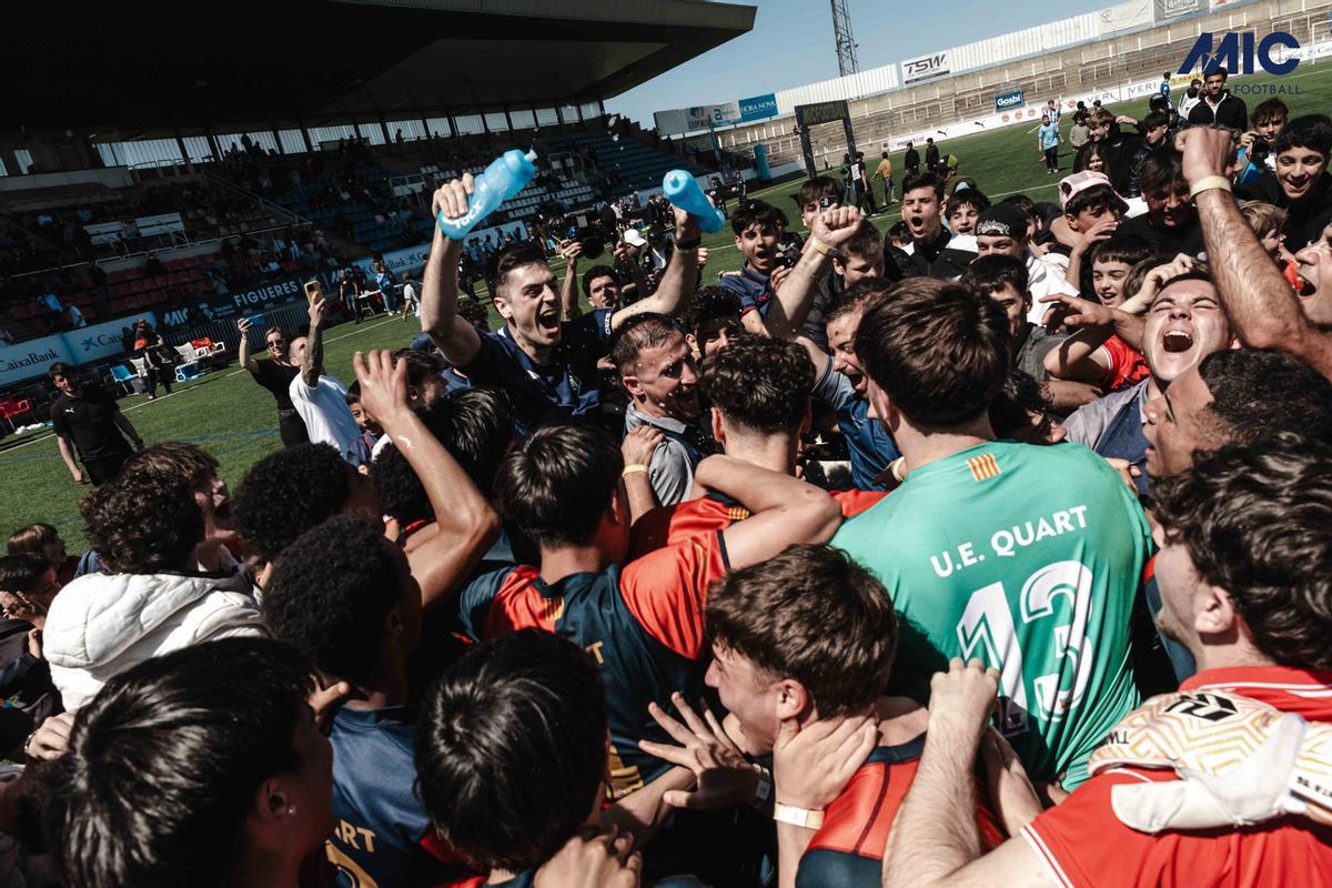 Els jugadors del Quart celebren la victòria en la categoria sub19 del MIC