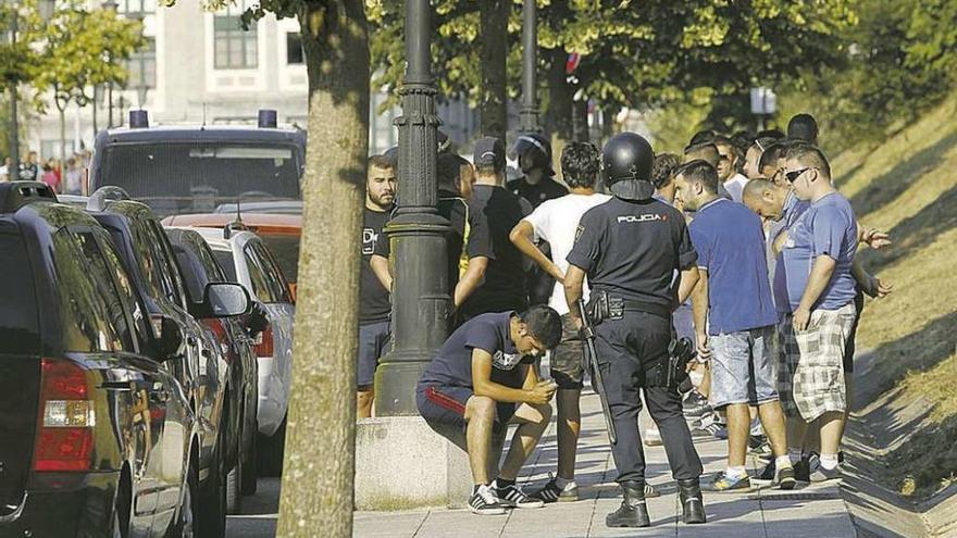 Un grupo de oviedistas identificados por la policía tras la pelea.