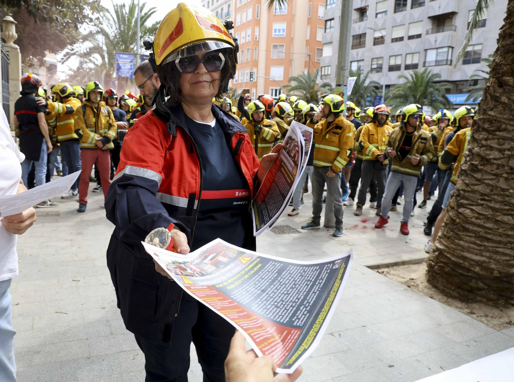 Protesta de los bomberos frente a la Diputación de Alicante