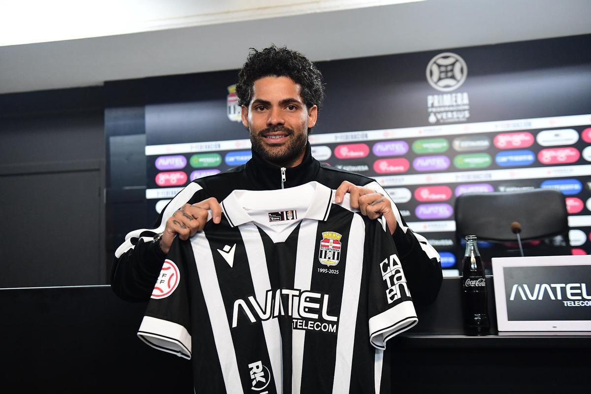 Aridane Hernández posa con su nueva camiseta en su presentación