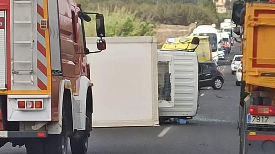 Un camión vuelca tras una colisión en Manacor