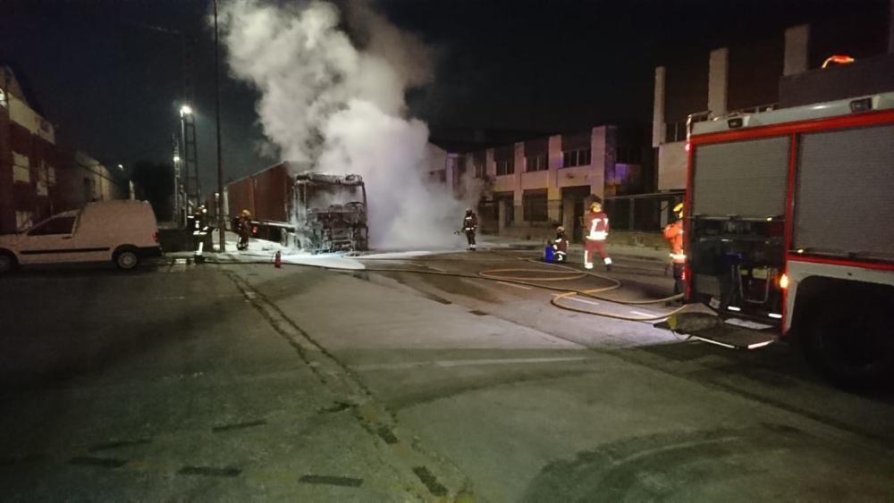 El camión incendiado mientras estaba aparcado en Xirivella.