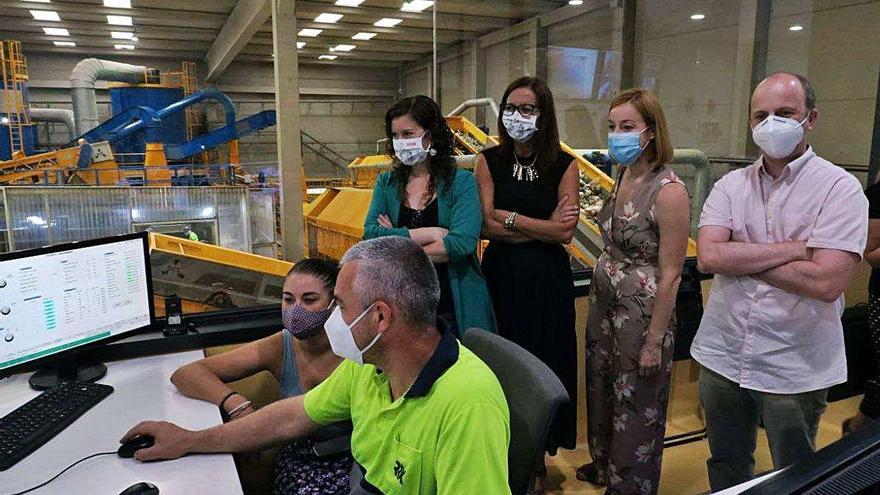 Mirea Mollà y la vicepresidenta de la Diputación, ayer en la planta de Guadassuar.