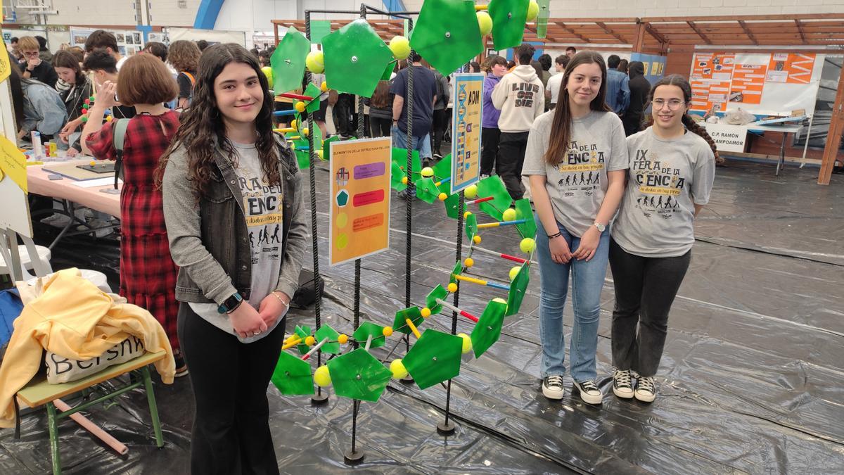 Los estudiantes de Navia muestran su ingenio en la Feria de la Ciencia