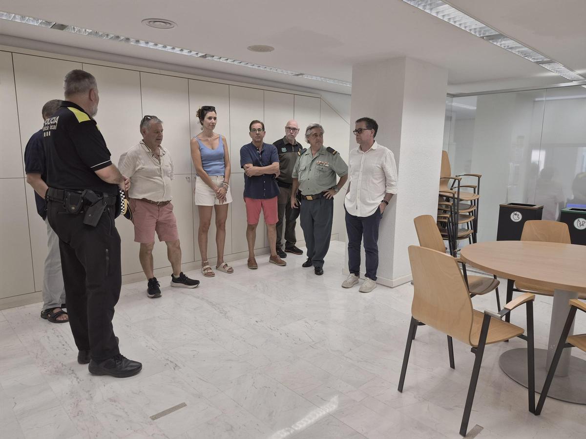 L'interior de la nova oficina de la Policia Local de Torroella, durant la inauguració.
