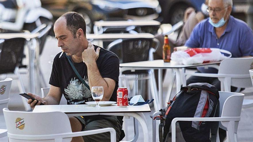 Dos clientes, uno de ellos fumando, ayer en una terraza de València.